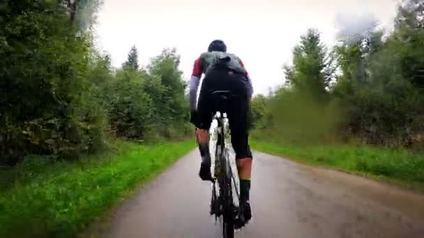 Ciclista Montar Bicicleta Empinada Subida Empujando Pedales Duros Ciclista Carretera — Vídeos de Stock