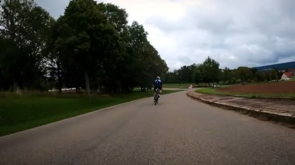 Ember Részt Vesz Kerékpáros Idő Próbaverseny Profi Kerékpáros Biciklizik Kerékpárversenyen — Stock videók