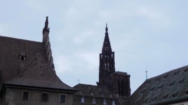 Strasbourg Katedrali 'nin çatıları ve Redstone binaları. Strasbourg, Fransa 'daki ünlü gotik Notre-Dame katedrali. Popüler seyahat yerleri. Seyahat ve turizm. Strasbourg Notre-Dame Katedrali