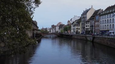 Strazburg, Fransa 'daki eski şehir merkezinde nehir kıyısının zaman aşımı. Strazburg, Alsace, Fransa 'da nehir kıyısındaki geleneksel renkli evler. Ortaçağ bina cephesi, tarihi kasaba. Seyahat yerleri