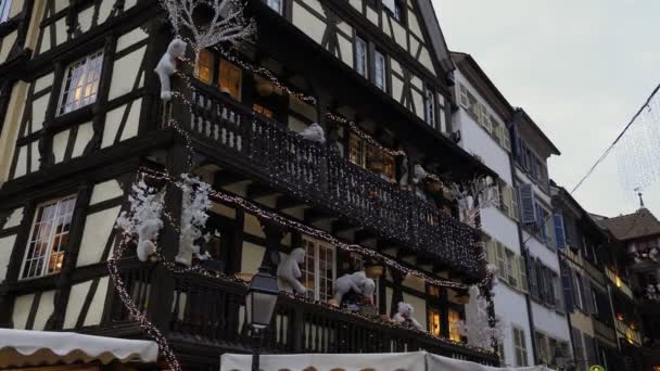クリスマスの冬の休日のための装飾された家 クリスマスツリーモミの枝 フランスのストラスブールの装飾やガーランドライトでクリスマスに装飾された正面を構築します 冬休みのコンセプト — ストック動画