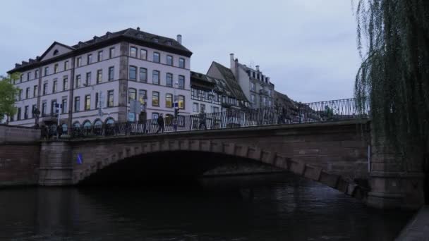 Люди Идут Через Мост Старом Центре Города Страсбурге Берег Реки — стоковое видео
