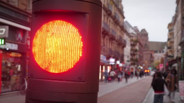 Semáforo Vermelho Piscando Anoitecer Centro Cidade Sinal Aviso Cruzado Regulamentação — Vídeo de Stock