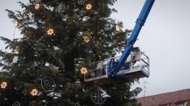 Fransa 'nın Strazburg şehrinin merkez meydanındaki Noel ağacının kurulumu ve dekorasyonu. Strasbourg, Fransa 'da kış tatili için şehir meydanına dikilmiş dev Noel ağacı 15.11.22