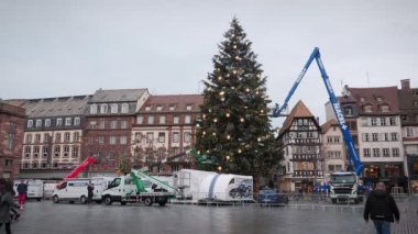 Şehri kış tatiline hazırlamak ve dekore etmek şehir meydanına Noel ağacı dikmek. Yeni yıl havası. Yeni Yıl Ağacı Kurulumu. Strasbourg, Fransa 15.11.22