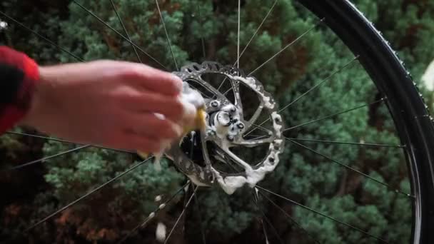 自行车技工用肥皂和海绵擦拭自行车轮 人洗车砂砾轮与水和肥皂 自行车修理店 人们骑完后都在保养肮脏的自行车 体育概念 — 图库视频影像