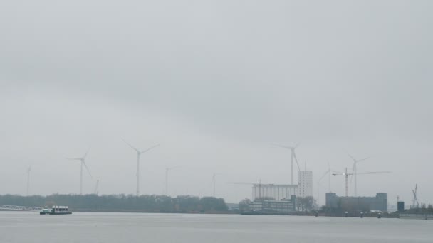 Wiatraki Białymi Ostrzami Rzece Przemysłowym Mieście Turbiny Wiatrowe Obracające Się — Wideo stockowe