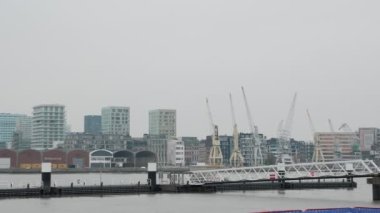 Antwerp limanındaki gemiler ve ticari gemiler için sanayi limanı geçidi. Antwerp, Belçika 'nın sanayi bölgesi. Antwerp 'te endüstri. Endüstriyel ticaret ve petrol kimyasal bölgesi