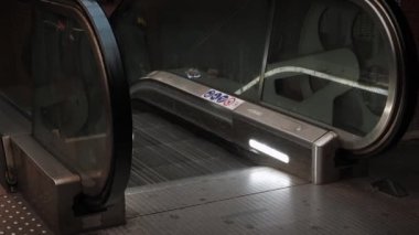 Yeraltı istasyonunda yürüyen merdiven. Toplu taşıma. Metroda dönen yürüyen merdiven çarkı. Banliyö yaşam tarzı kavramı