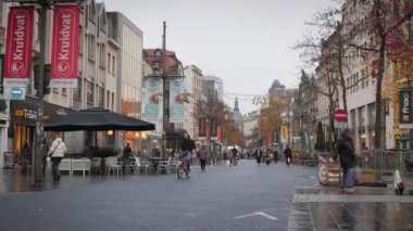 Antwerp, Belçika 'nın kalabalık caddesi, 5.12.22. İnsanlar kış tatillerinde ana cadde boyunca yürürler, alışveriş yaparlar ve tatillerin tadını çıkarırlar. Seyahat ve turizm konsepti