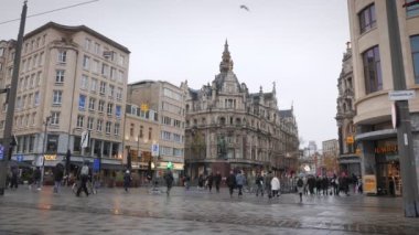 Antwerp şehri, Belçika, 5.12.22. Şehir merkezindeki Meir alışveriş caddesinde yürüyen insanların zaman aşımı. Antwerp antik kenti. Popüler yerlere seyahat et