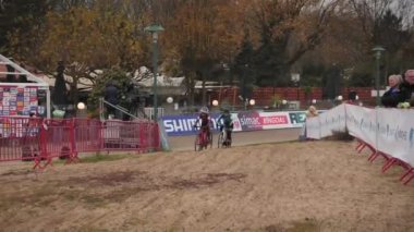 Antwerp, Belçika 'da Dünya Cyclocross Kupası' nda profesyonel kadın bisikletçiler, 4.12.22. Bisikletçiler bisiklet yarışına katılıyor. Bisikletli sporcular bisiklet yarışmasında kumda bisiklet sürerler. Spor konsepti