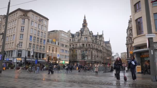 Ludzie Spacerujący Centrum Miasta Ulicy Antwerpii Belgia Budynki Rynku Głównym — Wideo stockowe