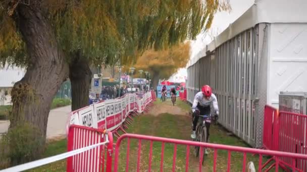 プロサイクリストは アントワープのワールドカップに参加します ベルギー 自転車競技者のグループは 世界選手権サイクリングレースでレース サイクリングスポーツのコンセプト — ストック動画