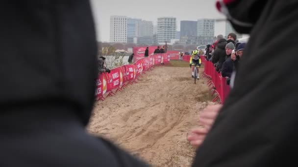 サイクリストは World Cycloross Cup アントワープ ベルギー 22で砂の上を自転車で移動します サイクリングレースに参加するプロのサイクリスト スポーツの概念 アクティブなライフスタイル — ストック動画