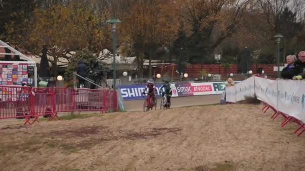 ワールド シクロクロス カップでプロの女性サイクリスト アントワープ ベルギー サイクリングレースに参加するサイクリスト 自転車競技会で砂の上を自転車に乗っている自転車選手 スポーツコンセプト — ストック動画