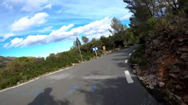 骑自行车的人骑自行车从山上骑在空旷的柏油路上 骑自行车的概念 专业的公路骑手在阳光灿烂的日子从山口下来 积极的体育活动 骑单车训练 — 图库视频影像