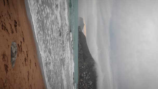 Piaszczysta Plaża Duże Fale Morskie Białą Pianką Pionowe Wideo Calpe — Wideo stockowe