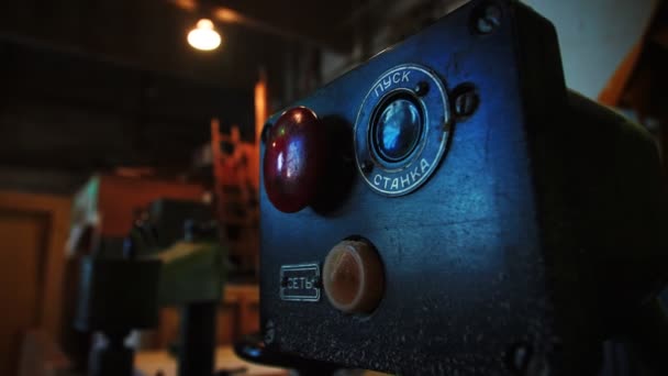 电锯机启动按钮 写在机器上 带有启动停止按钮的工业机器 — 图库视频影像