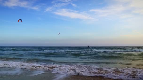 Человек Занимается Кайтсерфингом Тропическом Голубом Море Кайтсерфинг Открытом Море Средиземном — стоковое видео