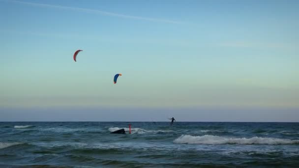 Kite Boarder Surfando Mar Jovens Pessoas Ativas Kite Surf Grandes — Vídeo de Stock