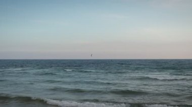 Rüzgarlı bir günde Akdeniz 'de büyük dalgalarda sörf yapan adam uçurtması. Gemide yüzen uçurtma sörfçüsü. Aktif ekstrem spor. Eğlenceli yaz aktiviteleri eğlencesi. Aktif spor. Güzel deniz manzarası