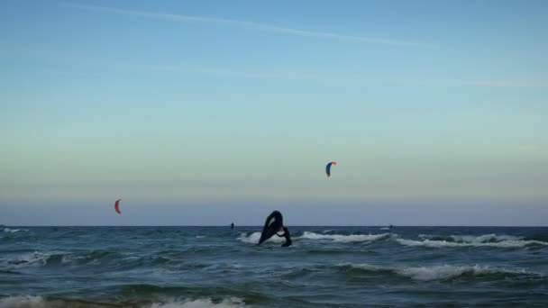 Kiteboarding Mediterranean Sea People Floating Waves Boards Weekend Colored Parachutes — стоковое видео