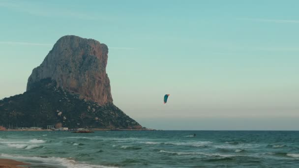 風の強い日に大きな海の波でサーフィンカイトボーダー カルペ スペイン 砂浜に波が打ち寄せる雄大な海 人気の旅行先 アクティブスポーツ — ストック動画