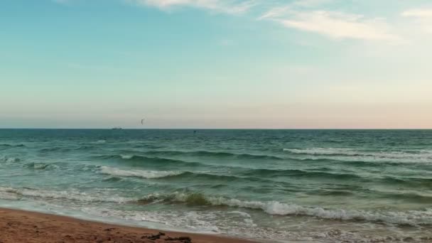 Büyük Deniz Dalgaları Kumlu Plajlı Heybetli Deniz Manzarası Genç Aktif — Stok video