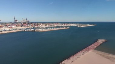 Valencia Limanı 'nda demirli yatlar, tekneler ve ticari limanlar var. Valencia limanında demirli gemileri olan bir tersane. Valencia Limanı, İspanya. Valensiya limanında konteynırlar, vincler ve gemiler