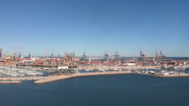 Valencia Limanı, hava aracı görüntüsü. Valencia limanında demirli yatlar, gemiler ve kargo botları. Yüksek büyüklükte vinç ve konteynırlar kargo taşımacılığı için limana yüklendi