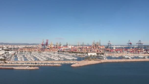バレンシアの港にコンテナ付きのドック帆船や貨物ポートクレーン バレンシアの港 係留ヨットや貨物船やボートとスペイン 貨物輸送の概念 — ストック動画