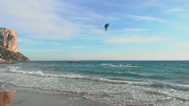 Hombre Kitesurf Grandes Olas Marinas Día Ventoso Actividad Deportiva Acuática — Vídeo de stock