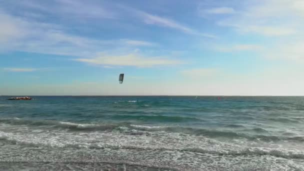 Active People Kitesurfing Windsurfing Waves Sunny Windy Day Friends Spending — Vídeo de stock