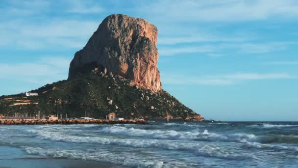 西班牙科斯塔布兰卡Calpe市地中海海岸线的时间差 那里有漂浮的船只 冲浪者和岩石山 拥有海浪 沙滩和Penyal Ifac自然公园的海滨 — 图库视频影像