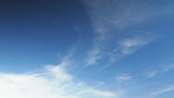 Białe Puszyste Chmury Poruszające Się Szybko Przeciwko Błękitnemu Niebu Malowniczy — Wideo stockowe