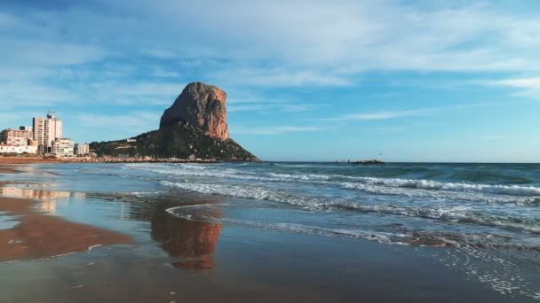 地中海の海岸線と巨大な岩の崖の絵のような風景 砂のビーチや海の波と海岸線がクラッシュし 水しぶきと白い泡を作成します 昼間の海岸の絶景 — ストック動画