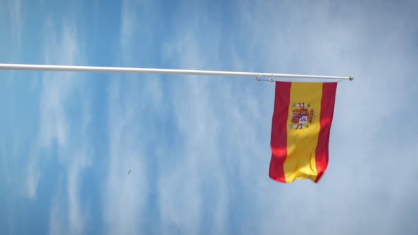 스페인 국기가 날맑은 하늘을 배경으로 바람에 흔들리는 실시간으로 공개됐다 위에서 — 비디오