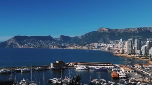 Calpe Kıyısı Kuş Bakışı Akdeniz Kıyısı Güneşli Sıcak Bir Günde — Stok video