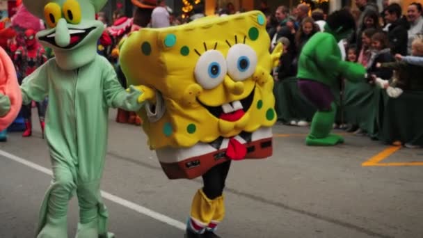 Spongebob Squarepantsパレード中の漫画キャラクター Calpe スペイン スペインのコスタ ブランカの路上でクリスマスのための漫画のキャラクターパレード — ストック動画