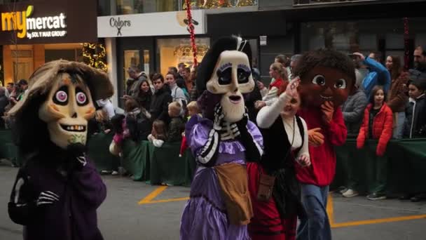 パレードで通りを歩いて漫画のキャラクター Calpe スペイン カルペ コスタ ブランカ スペインの通りでクリスマスのお祝い 漫画キャラクターパレード — ストック動画
