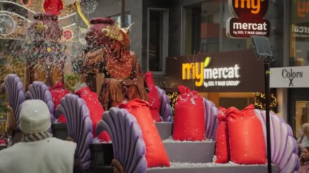 カルペ スペインのクリスマスパレードショー 玉座に座っコスチュームのクリスマス文字や散乱コンフェッティ スペインの路上でクリスマスを祝う — ストック動画