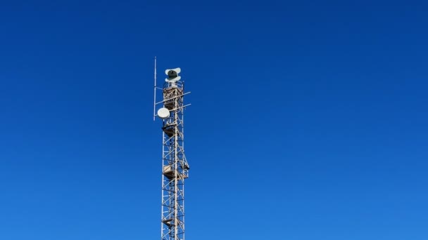 Прибрежная Радиолокационная Станция Фоне Голубого Неба Спутниковая Радиолокационная Башня Голубом — стоковое видео