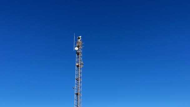 Radar Tower Station Spinning Antennas Surveillance Camera Clear Blue Sky — Vídeo de Stock