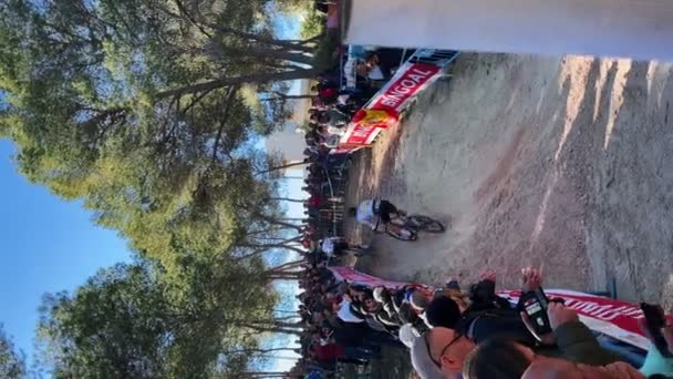自転車レース Benidorm スペイン 23サイクルクロスで砂利の上り坂に乗るサイクリスト 垂直ビデオ プロのサイクリストがワールドカップ世界選手権に参加 応援する人の群集 — ストック動画