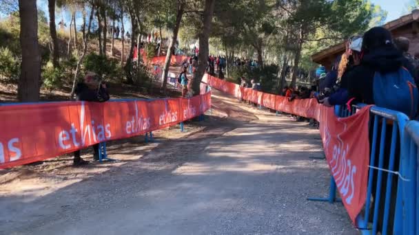 Cyclorossバイクレース ベニドーム スペイン 自転車レースの砂利道で速く自転車に乗るサイクリストリーダーのグループ 自転車競技会に参加する自転車競技者 — ストック動画