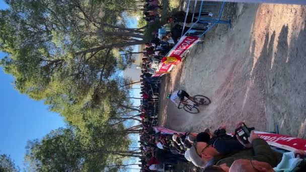 Cycloross World Cup Race Benidorm スペイン 垂直ビデオ サイクリングのコンセプト 自転車競技者は急な砂利の丘の上で自転車に乗って サイクリングレースに参加します — ストック動画