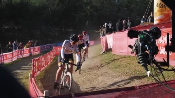 シクロクロス選手権レース ベニドーム スペイン プロの女性サイクリストが自転車レースに参加し 汚い砂利道で速く自転車に乗っています スポーツ活動 サイクリングのコンセプト — ストック動画
