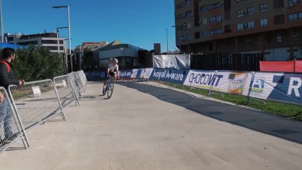 女性サイクリストは シクロクロスレースで自転車に乗って ベニドーム スペイン シクロクロス選手権に参加保護ヘルメットやサイクリングアパレルのプロのサイクリスト選手 スポーツコンセプト — ストック動画