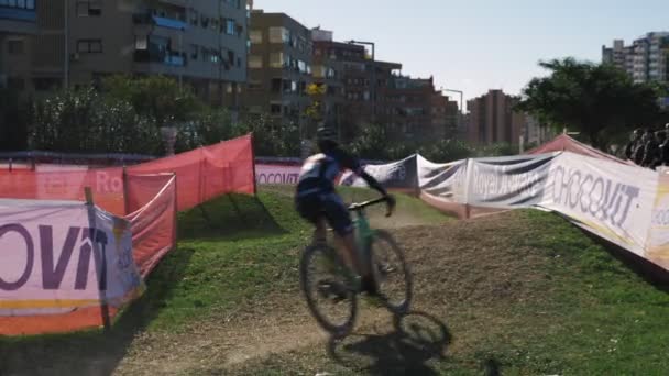 ワールドカップシクロクロス選手権 ベニドーム スペイン 自転車レースの競争に参加するプロの女性サイクリスト ダート砂利のシクロクロストラックで速く自転車に乗る スポーツコンセプト — ストック動画